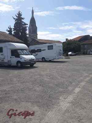 Le parking des camping-cars à Lésignac-Durand (16)